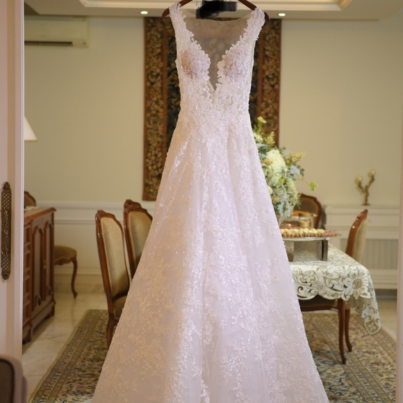 Wedding gown and veil - Picture 1 of 6